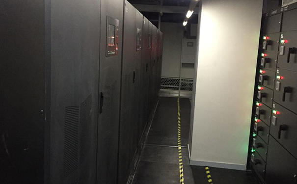 云服務(wù)器性能，優(yōu)缺點(diǎn)對(duì)比